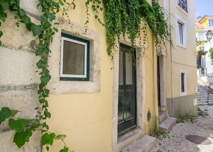 Lovelystay - Traditional Alfama View شقة