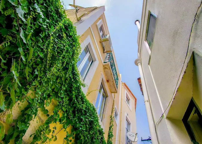 Lovelystay - Traditional Alfama View *