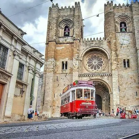 Lovelystay - Traditional Alfama View *