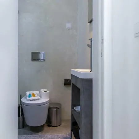 Lovelystay - Traditional Alfama View * Lisbona